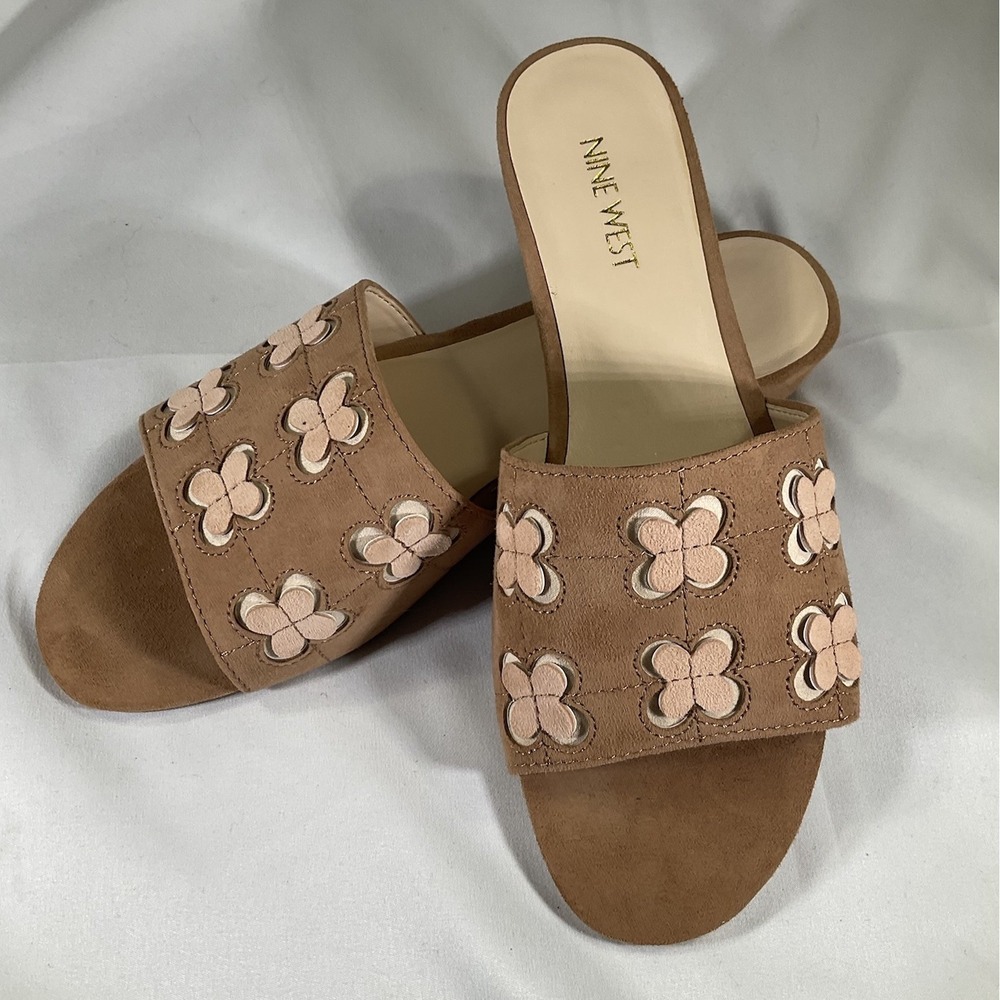Nine West Size 8.5 Beige Flats With Pink And White Flowers Slip On